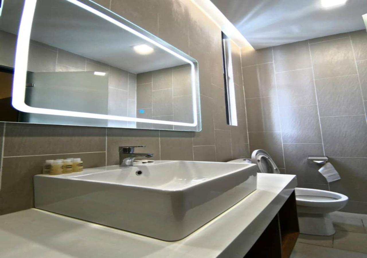 Roxy Hotel Padungan Kuching Extérieur photo